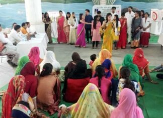 नुक्कड़ नाटक कर ग्रामीणों को किया जागरूक mahila--unnatit-sanstha