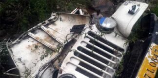 पौड़ी गढ़वाल में बारातियों से भरी मैक्स खाई में गिरी, एक की मौत, 7 घायल max-accident-in-pauri-garhw