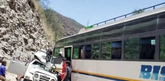 बदरीनाथ हाईवे पर श्रीनगर के नजदीक भीषण सड़क हादसा, 3 की मौत, 6 घायल max-bus-accident