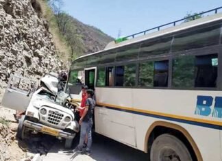 बदरीनाथ हाईवे पर श्रीनगर के नजदीक भीषण सड़क हादसा, 3 की मौत, 6 घायल max-bus-accident
