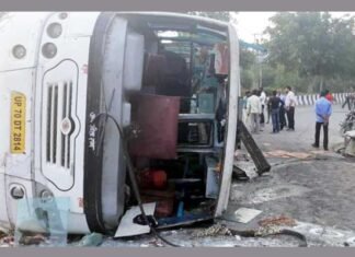 बेकाबू ट्रक ने बस में मारी टक्कर 40 महिलाएं घायल motherson bus accident