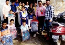 दिल्ली से आई समाजसेवियों की टीम ने घण्डियाल में निर्धन बच्चों को स्कूल बैग वितरित किये nayi-pahal-nayi-soch-team