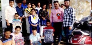 दिल्ली से आई समाजसेवियों की टीम ने घण्डियाल में निर्धन बच्चों को स्कूल बैग वितरित किये nayi-pahal-nayi-soch-team