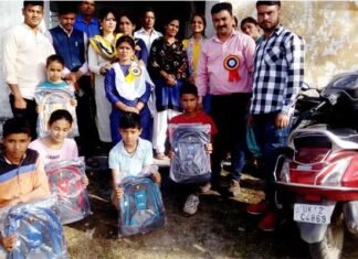 दिल्ली से आई समाजसेवियों की टीम ने घण्डियाल में निर्धन बच्चों को स्कूल बैग वितरित किये nayi-pahal-nayi-soch-team