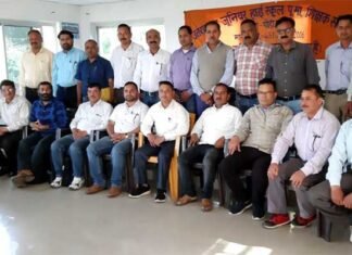 जूनियर हाईस्कृल शिक्षक संघ के पदाधिकारियों ने विभन्न मांगों को लेकर जिला शिक्षा अधिकारी को सौंपा ज्ञापन जूनियर हाईस्कृल shikshak-sangh-pauri