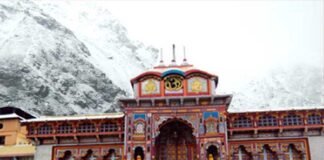 बद्रीनाथ में बर्फबारी, दिल्ली में भीषण गर्मी, 49 साल का रिकॉर्ड टूटा snowfall-badrinath-temple