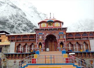बद्रीनाथ में बर्फबारी, दिल्ली में भीषण गर्मी, 49 साल का रिकॉर्ड टूटा snowfall-badrinath-temple