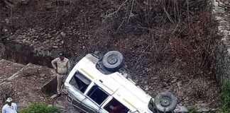 उत्तराखंड में हादसा: टाटा सूमो खाई में गिरी, चार घायल tata-sumo-accident-in-ram-nagar