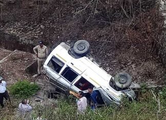 उत्तराखंड में हादसा: टाटा सूमो खाई में गिरी, चार घायल tata-sumo-accident-in-ram-nagar