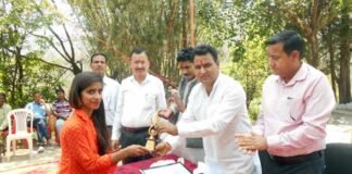 क्षेत्रीय विधायक ने जीआईसी जखण्ड (टिहरी गढ़वाल) के मेधावी छात्रो को किया सम्मानित