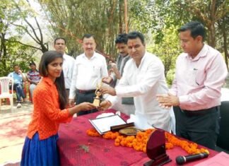 क्षेत्रीय विधायक ने जीआईसी जखण्ड (टिहरी गढ़वाल) के मेधावी छात्रो को किया सम्मानित