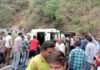 कोटद्वार से पौड़ी जा रही बस कुल्हाड बैंड के पास पलटी bus-accident-satpuli