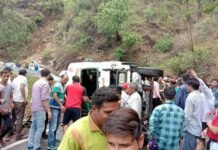 कोटद्वार से पौड़ी जा रही बस कुल्हाड बैंड के पास पलटी bus-accident-satpuli