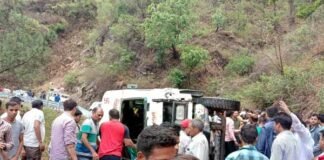 कोटद्वार से पौड़ी जा रही बस कुल्हाड बैंड के पास पलटी bus-accident-satpuli