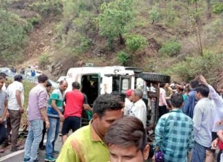 कोटद्वार से पौड़ी जा रही बस कुल्हाड बैंड के पास पलटी bus-accident-satpuli