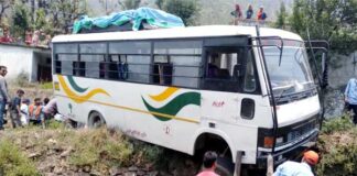 उत्तराखंड: यात्रियों से भरी बस का आधा हिस्सा सड़क से बाहर, हलक में अटकी 30 यात्रियों की जान bus-out-of-the-road