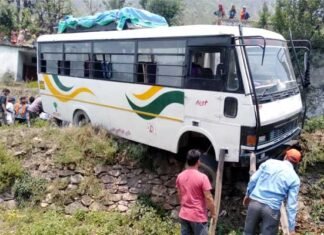 उत्तराखंड: यात्रियों से भरी बस का आधा हिस्सा सड़क से बाहर, हलक में अटकी 30 यात्रियों की जान bus-out-of-the-road
