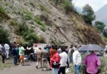 दर्दनाक हादसा: CISF इंस्पेक्टर की कार खाई में गिरी, परिवार के 6 लोगों की मौत cisf-sub-inspector-accident