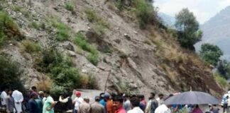 दर्दनाक हादसा: CISF इंस्पेक्टर की कार खाई में गिरी, परिवार के 6 लोगों की मौत cisf-sub-inspector-accident