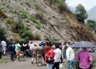 दर्दनाक हादसा: CISF इंस्पेक्टर की कार खाई में गिरी, परिवार के 6 लोगों की मौत cisf-sub-inspector-accident