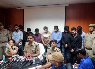 लोन दिलाने के नाम पर खोला था फर्जी कॉल सेंटर, 9 लोग गिरफ्तार fake-call-centre-in-noida-63