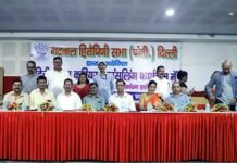 करियर काउंसलिंग कार्यक्रम में विशेषज्ञ काउंसलरों द्वारा बच्चों का मार्गदर्शन