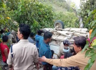 सेना भर्ती से लौट रहे युवकों से भरी सूमो खाई में गिरी, 1 की मौत, 7 घायल tata sumo accident in srinagar