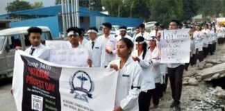 पश्चिम बंगाल की घटना पर श्रीनगर मेडिकल कॉलेज के डॉक्टरों ने जताया विरोध