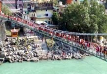 अंग्रेजों के ज़माने में बने ऋषिकेश के लक्ष्मण झूला पुल पर आवागमन बंद Lakshman-Jhula-bridge-close
