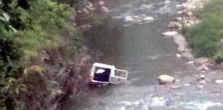 पौड़ी: नदी मे गिरा मैक्स वाहन, एक की मौत दो घायल accident-near-pabo-pauri