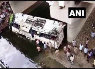 दर्दनाक हादसा: यमुना एक्सप्रेसवे पर नाले में गिरी रोडवेज की बस, 29 की मौत agara-bus-accident