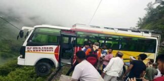 ऋषीकेश-श्रीनगर राजमार्ग पर यात्रियों से भरी बस कार से टकराकर सड़क से नीचे लटकी bus accident in bachhelikhal