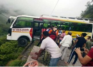 ऋषीकेश-श्रीनगर राजमार्ग पर यात्रियों से भरी बस कार से टकराकर सड़क से नीचे लटकी bus accident in bachhelikhal