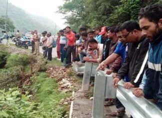 चकराता घूमने जा रहे पर्यटकों की कार गहरी खाई में गिरी, 5 की मौत car-accident-in-chakrata
