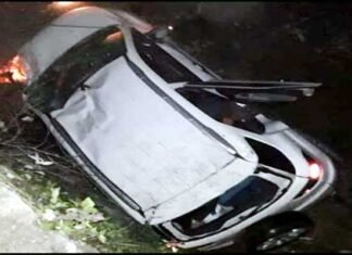 मसूरी-देहरादून मार्ग पर खाई में गिरी दिल्ली के पर्यटकों की कार car-accident-in-mussoorie