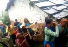 सड़क मार्ग के अभाव में आज भी मरीज को डोली से अस्पताल ले जाने को मजबूर ग्रामीण doli