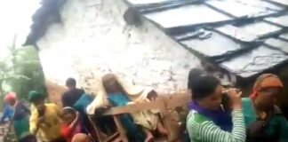 सड़क मार्ग के अभाव में आज भी मरीज को डोली से अस्पताल ले जाने को मजबूर ग्रामीण doli