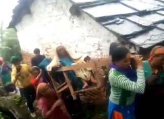 सड़क मार्ग के अभाव में आज भी मरीज को डोली से अस्पताल ले जाने को मजबूर ग्रामीण doli
