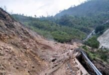 श्रीनगर, धारीदेवी के बीच भूस्खलन से बद्रीनाथ राजमार्ग बंद, बड़ी संख्या में फंसे हैं यात्री landsliding-in-srinagar