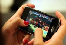 उत्तराखंड: मोबाइल गेम की ऐसी लत, कि लड़की 18 दिनों तक घूमती रही एक शहर से दूसरे शहर mobile-game-plaing-girl