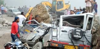 गंगोत्री से जल लेकर लौट रहे कांवड़ियों के वाहन पर गिरी चट्टान, 4 की मौत 8 घायल rock-fall-on-car