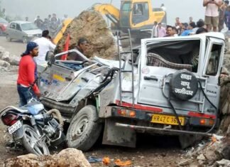 गंगोत्री से जल लेकर लौट रहे कांवड़ियों के वाहन पर गिरी चट्टान, 4 की मौत 8 घायल rock-fall-on-car
