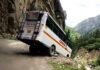 स्टेयरिंग लॉक होने पर सड़क से नीचे झूली यात्रियों से भरी बस स्टेयरिंग लॉक होने पर सड़क से नीचे झूली बस