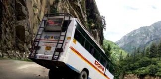 स्टेयरिंग लॉक होने पर सड़क से नीचे झूली यात्रियों से भरी बस स्टेयरिंग लॉक होने पर सड़क से नीचे झूली बस