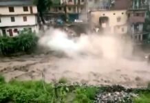 चमोली में बादल फटने से तबाही, मां-बेटी समेत तीन की मौत, मलबे में दबे दो मकान चमोली में बादल फटने से तबाही