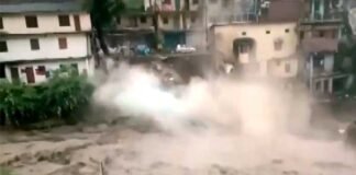 चमोली में बादल फटने से तबाही, मां-बेटी समेत तीन की मौत, मलबे में दबे दो मकान चमोली में बादल फटने से तबाही