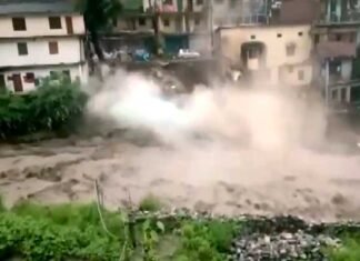 चमोली में बादल फटने से तबाही, मां-बेटी समेत तीन की मौत, मलबे में दबे दो मकान चमोली में बादल फटने से तबाही