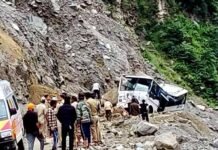 उत्तराखंड: एक और बड़ा हादसा, बद्रीनाथ हाईवे पर बस के ऊपर बोल्डर गिरने से 7 लोगों की मौत! बद्रीनाथ हाइवे पर बस के ऊपर गिरा बोल्डर