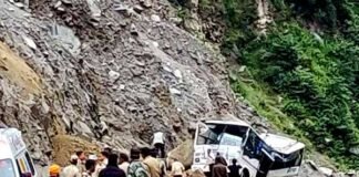 उत्तराखंड: एक और बड़ा हादसा, बद्रीनाथ हाईवे पर बस के ऊपर बोल्डर गिरने से 7 लोगों की मौत! बद्रीनाथ हाइवे पर बस के ऊपर गिरा बोल्डर