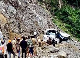 उत्तराखंड: एक और बड़ा हादसा, बद्रीनाथ हाईवे पर बस के ऊपर बोल्डर गिरने से 7 लोगों की मौत! बद्रीनाथ हाइवे पर बस के ऊपर गिरा बोल्डर